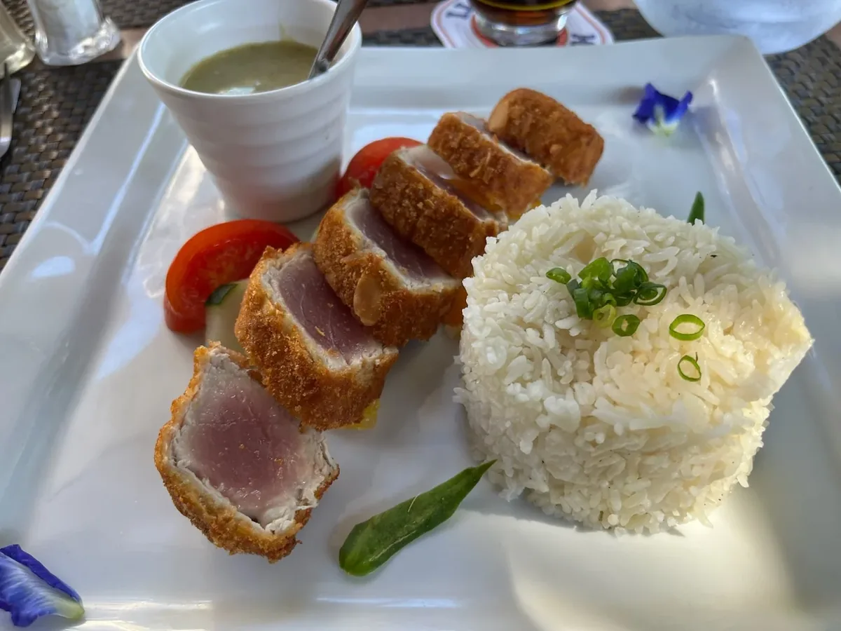 Thon panko, riz, fleurs de pois bleu